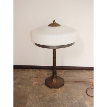 Vintage lampa gabinetowa z białym szklanym kloszem